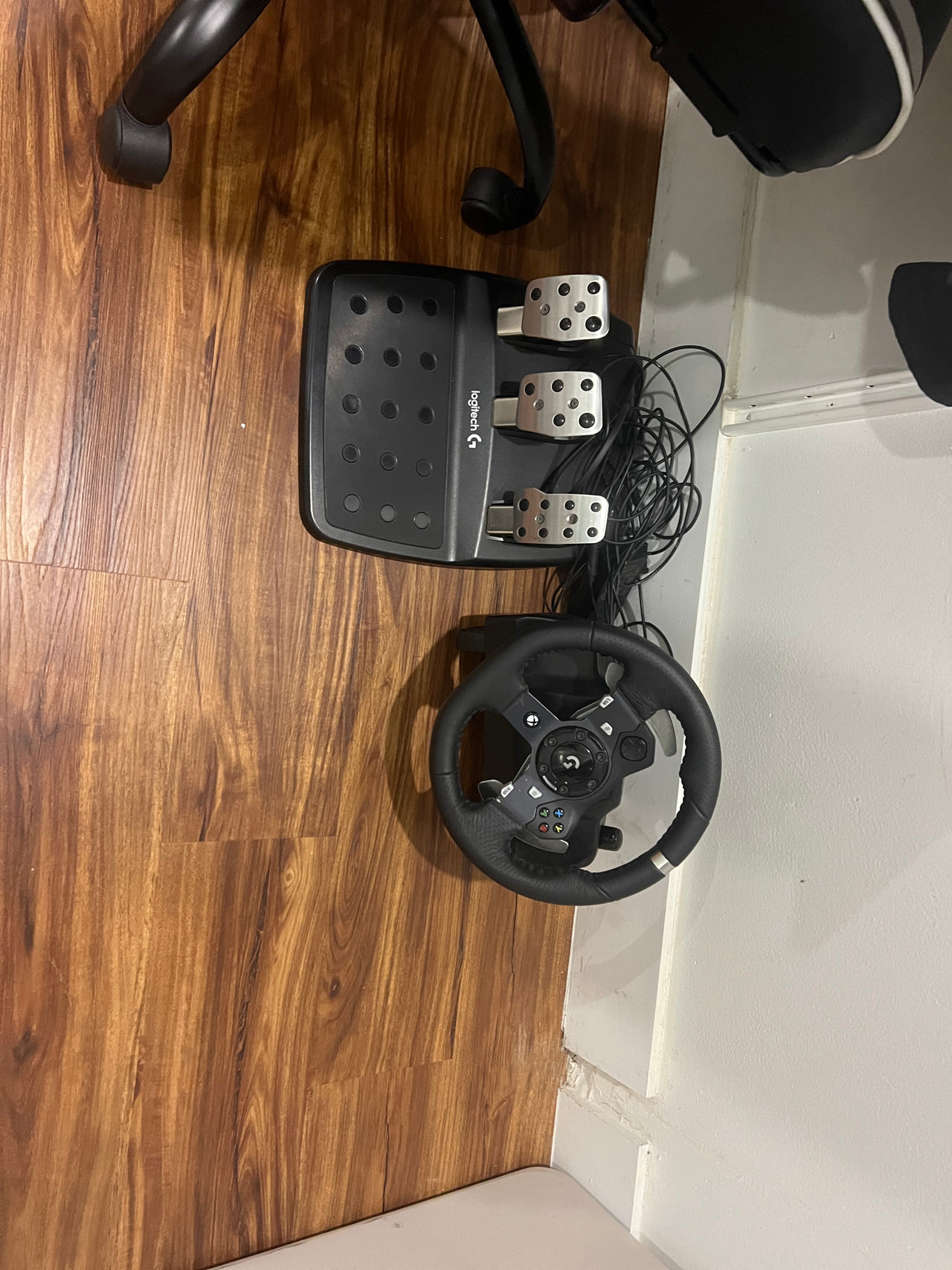 Logitech G920 Driving Force Racing Wheel and Pedals