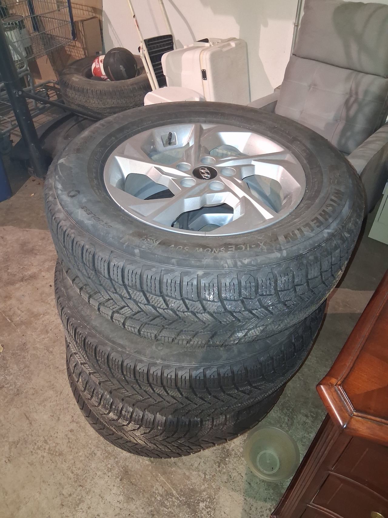 Hyundai Santa Fe 17" OEM Wheels & Michelin X-Ice Snow Tires