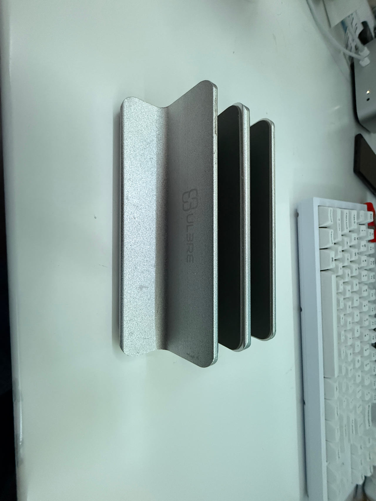 ULBRE Vertical Laptop Stand