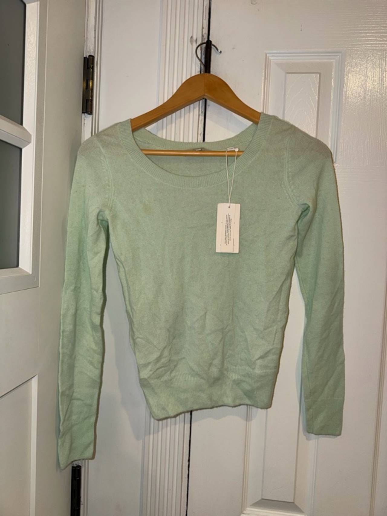 VINCE 100% CASHMERE SWEATER WITH STAIN ON FRONT. NEW TAG STILL ATTACHED