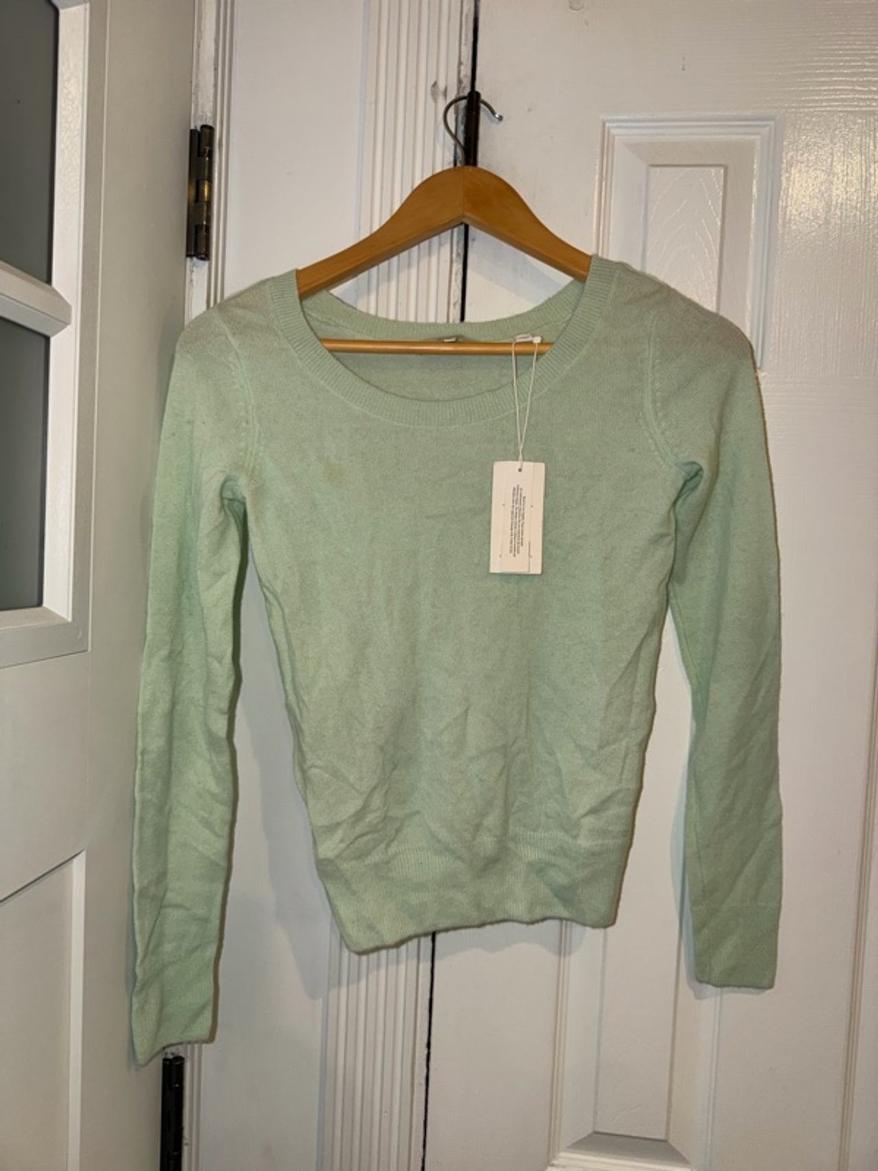 VINCE 100% CASHMERE SWEATER WITH STAIN ON FRONT. NEW TAG STILL ATTACHED