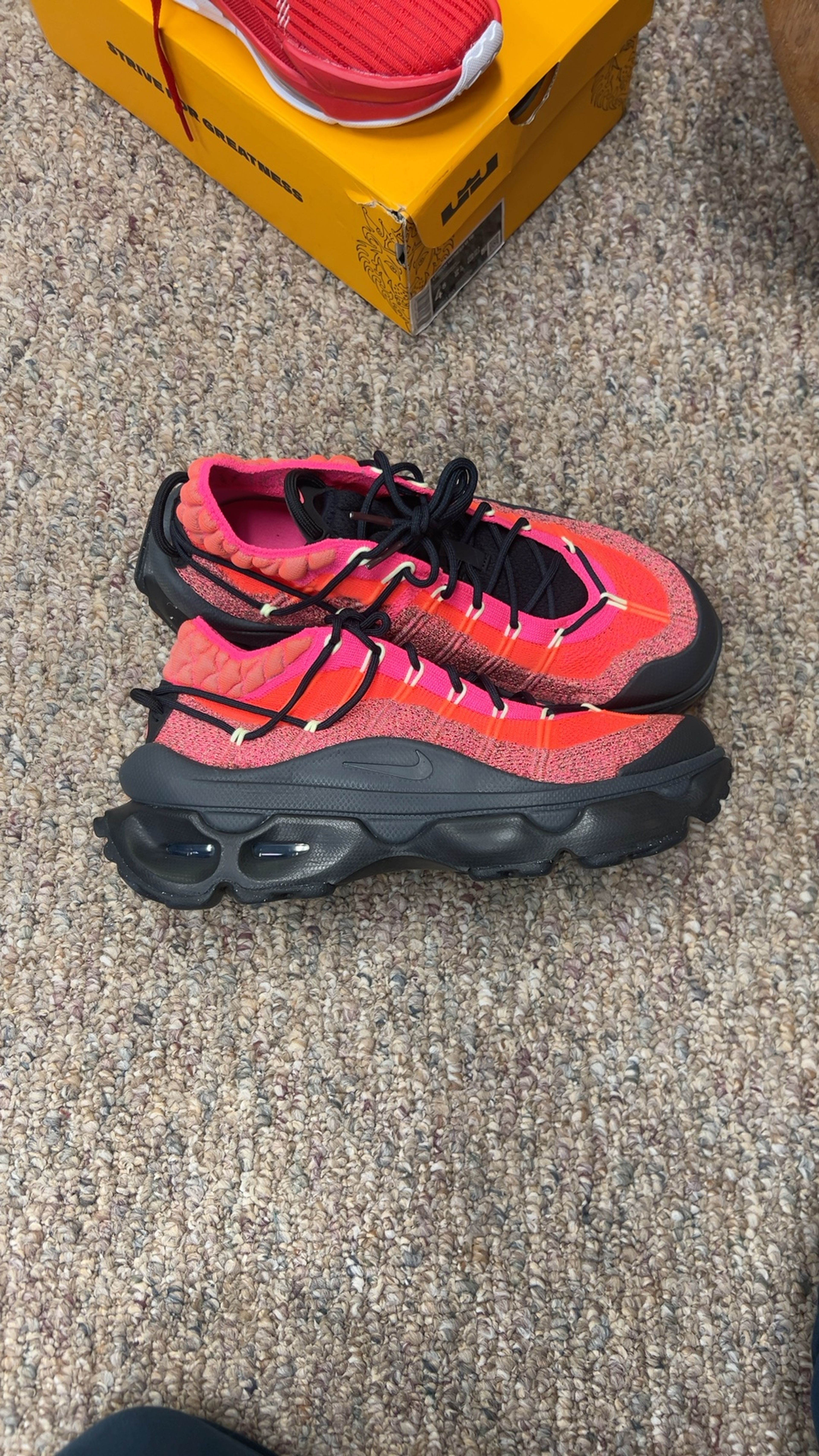 SIZE 11 Nike Air Max Flyknit Venture Hyper Pink Women's Shoes