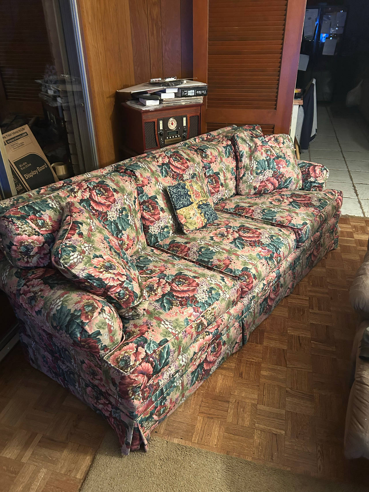 Vintage Floral Sofa
Down feathers 
