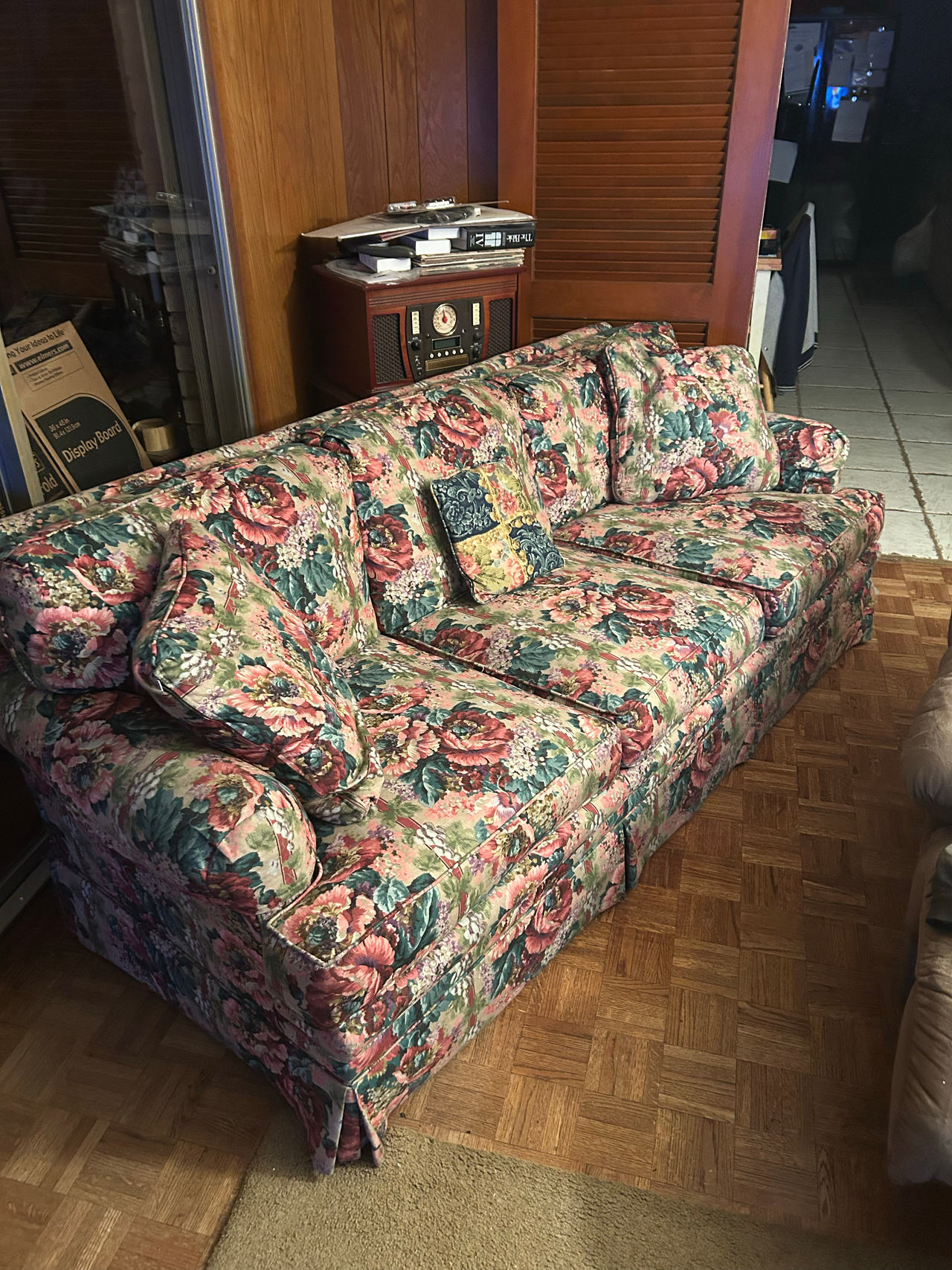 Vintage Floral Sofa
Down feathers 