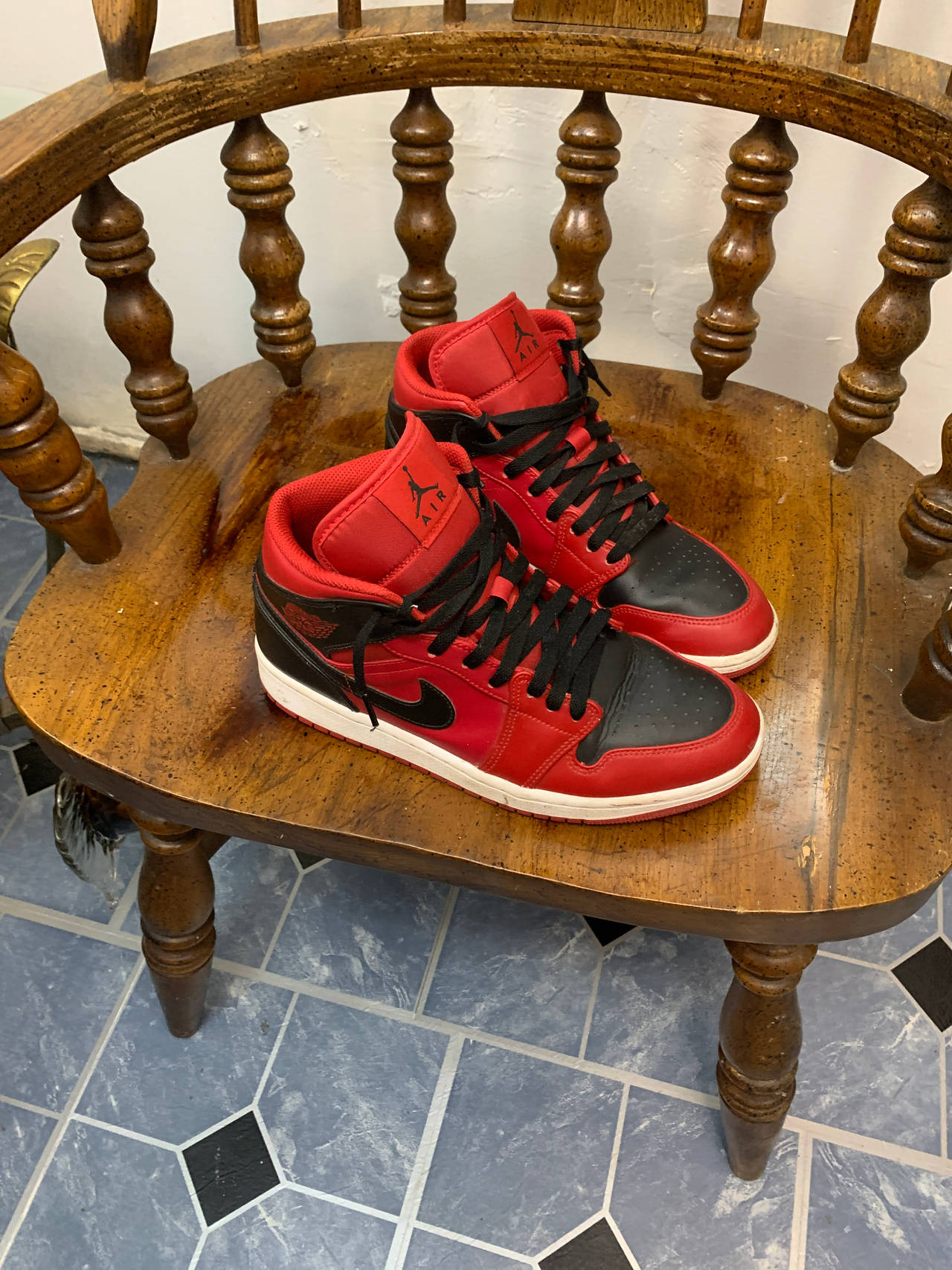 Air Jordan 1 Mid 'Bred'