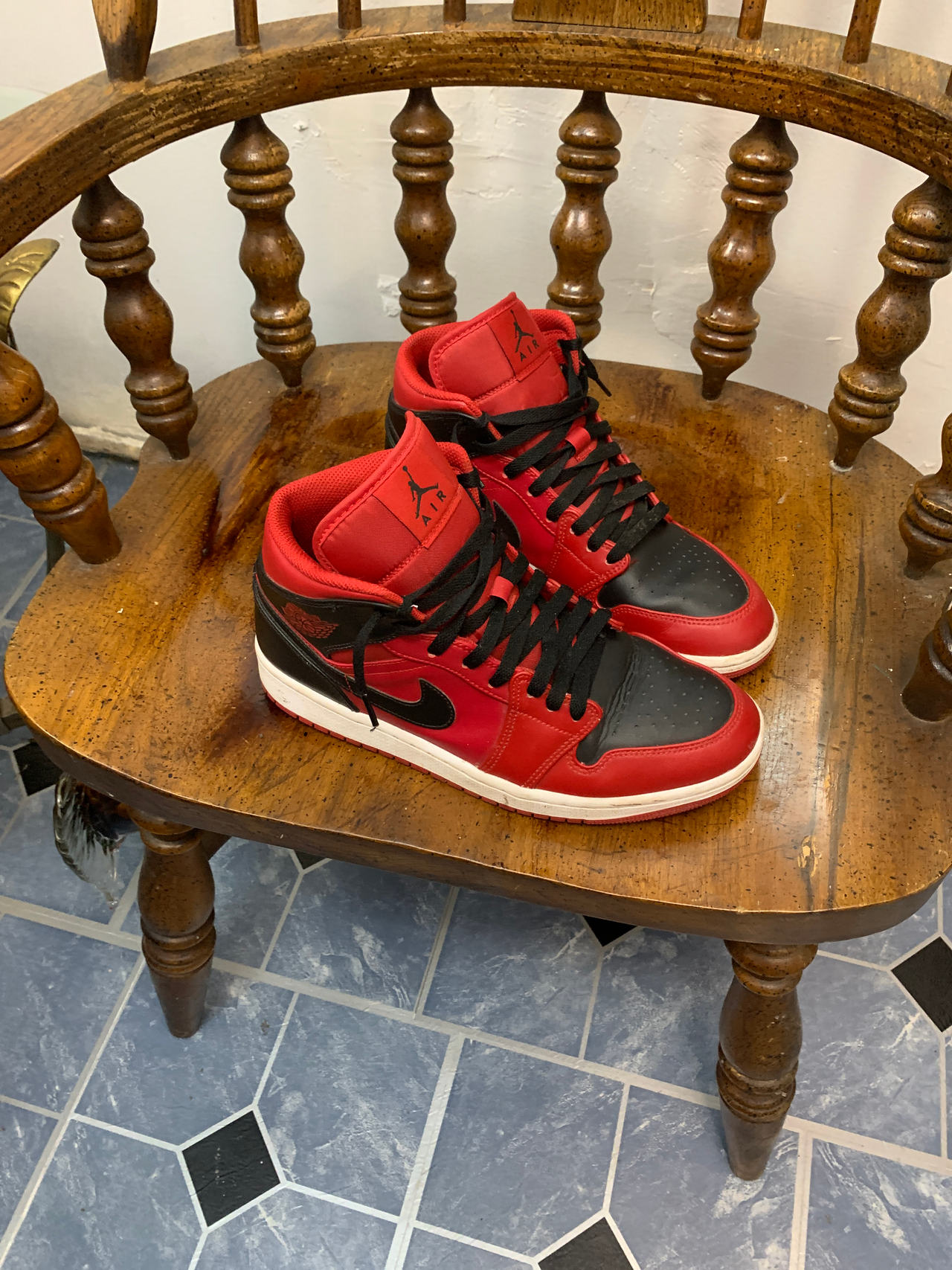 Air Jordan 1 Mid 'Bred'