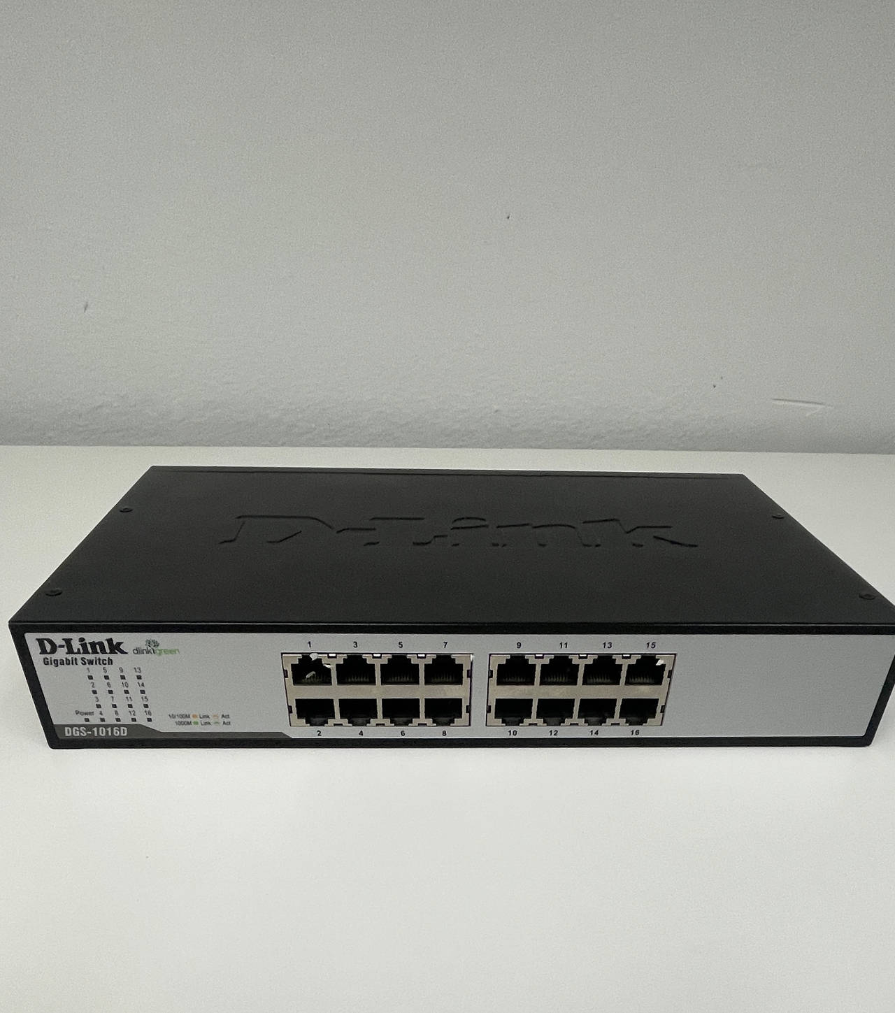 D-Link DGS-1016D 16-Port Gigabit Unmanaged Desktop/Rackmount Switch
