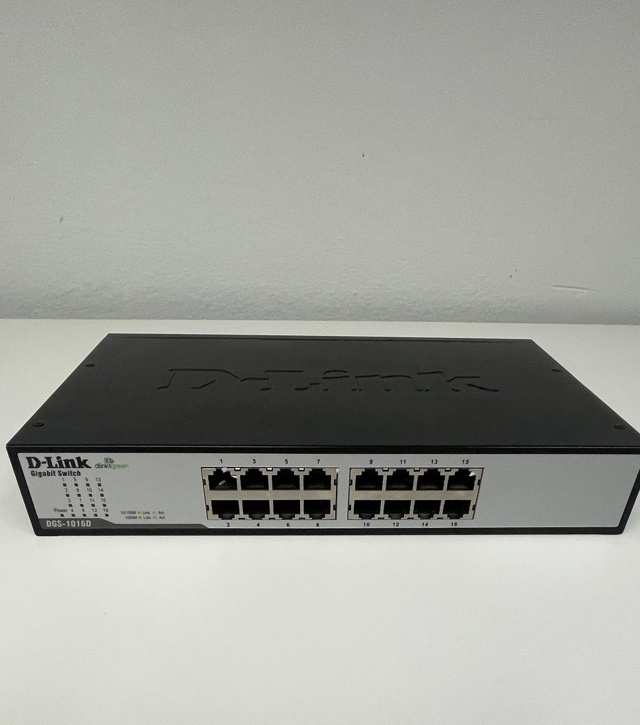 D-Link DGS-1016D 16-Port Gigabit Unmanaged Desktop/Rackmount Switch
