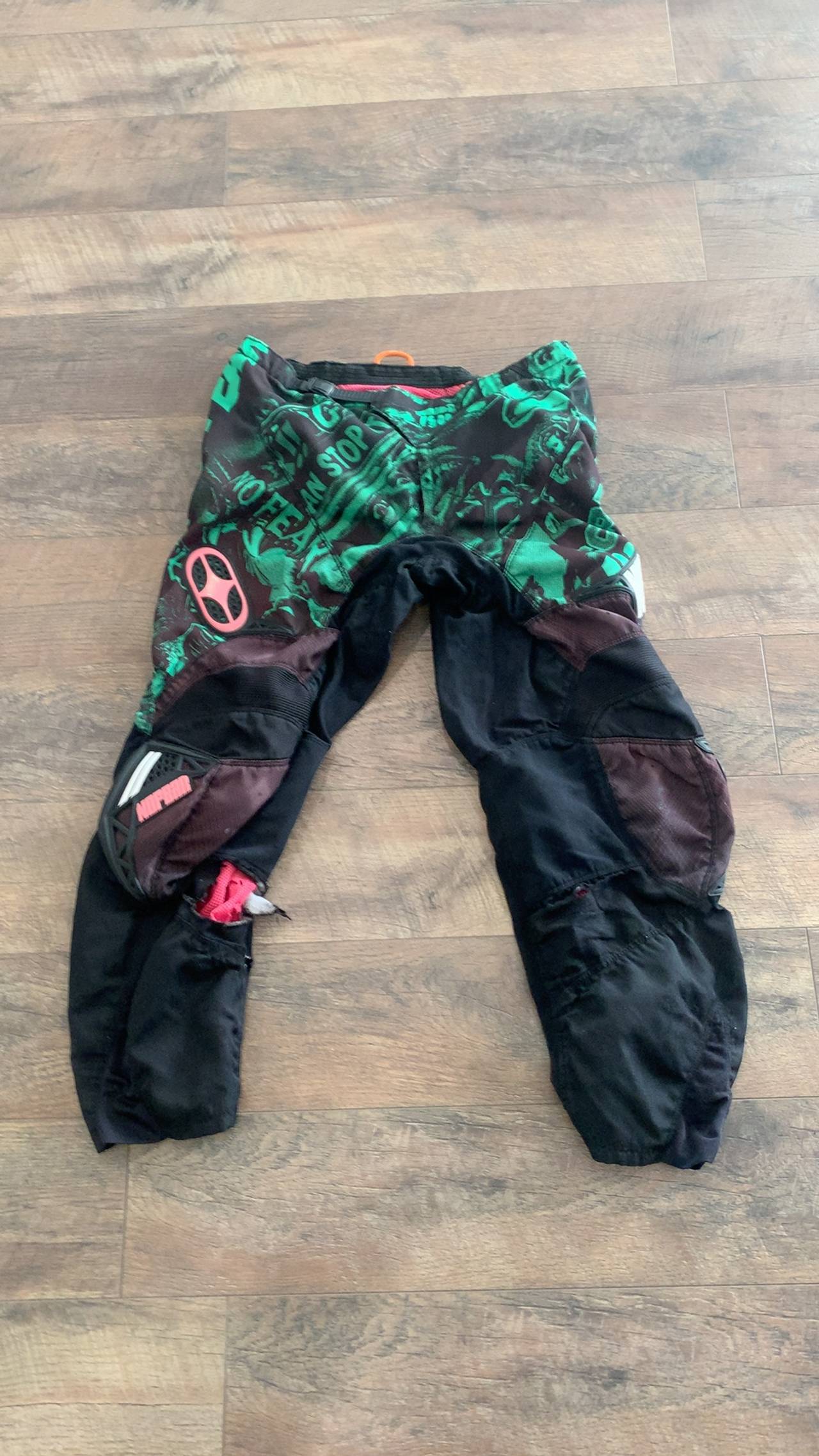 SIZE 34-36 ( no tags)
No Fear MX pants, well worn, some wear but still useable