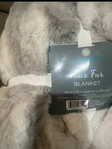 Comfort Bay Faux Fur Blanket - Image 2