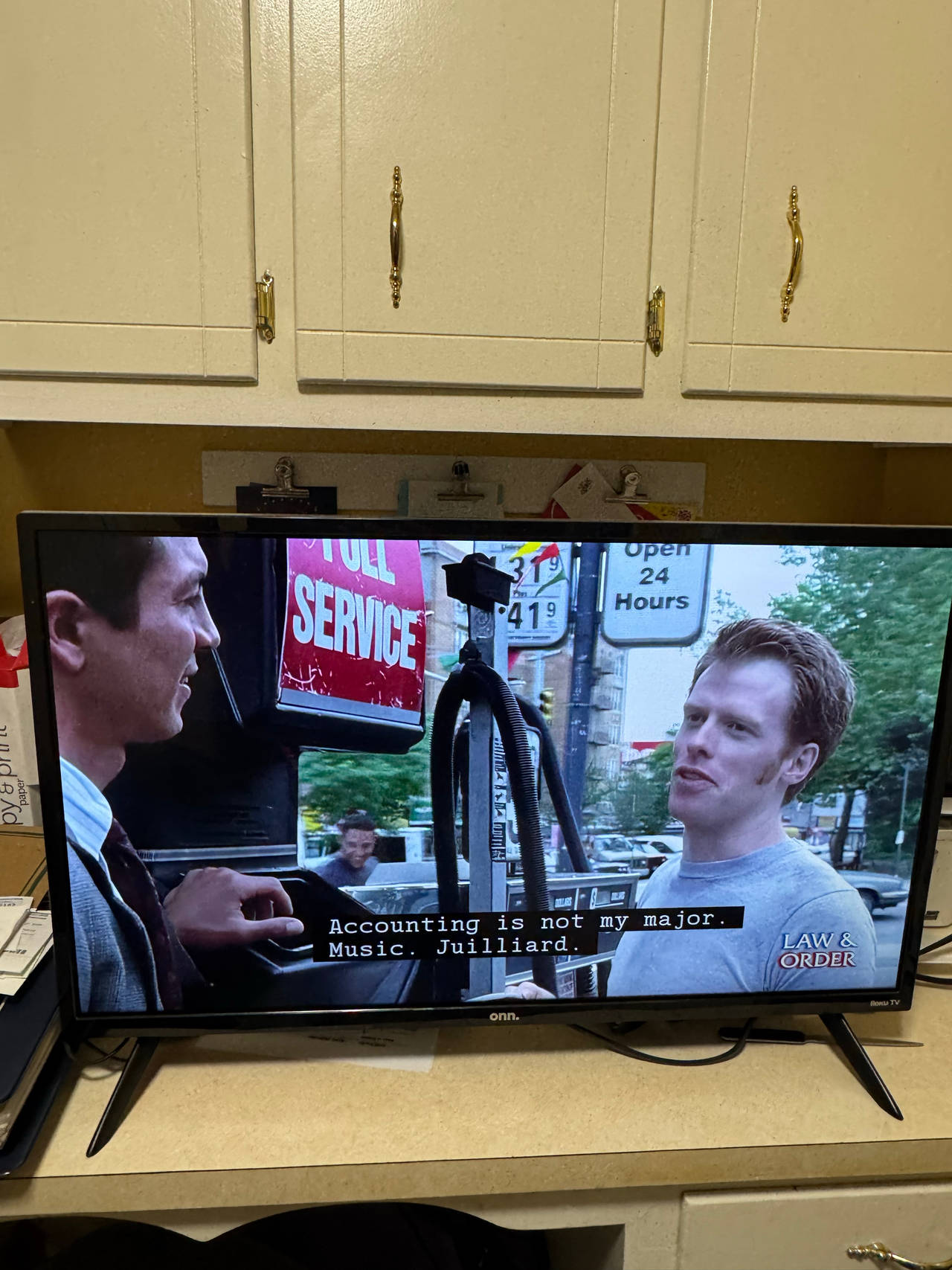 onn. 32" Class HD (1080P) LED Roku Smart TV