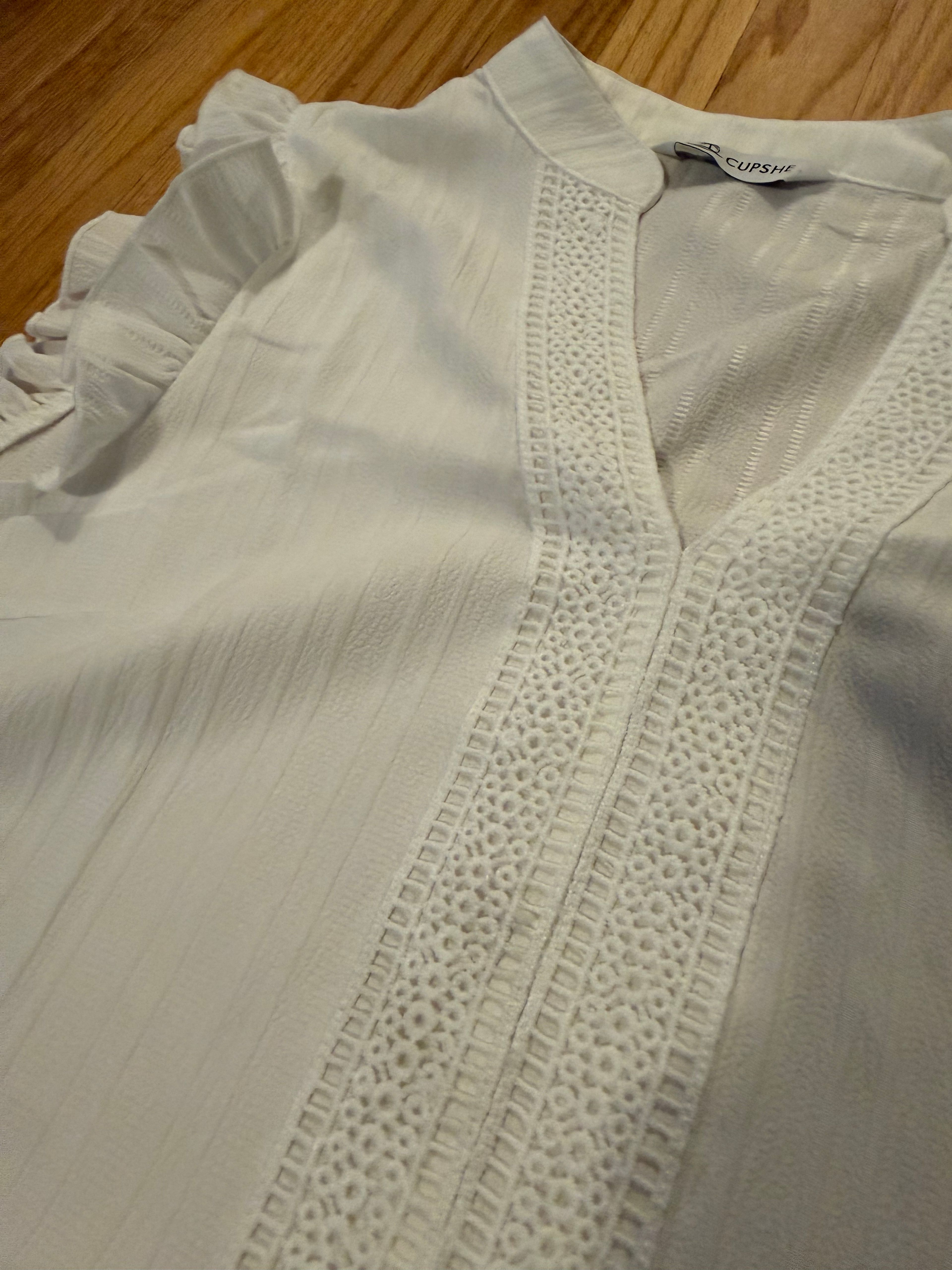 Cupshe White Sleeveless Ruffle Trim V-Neck Blouse size M - Image 3