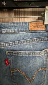 Levi's Women's Mid Rise 515 Capri Jeans size 2P - Image 4