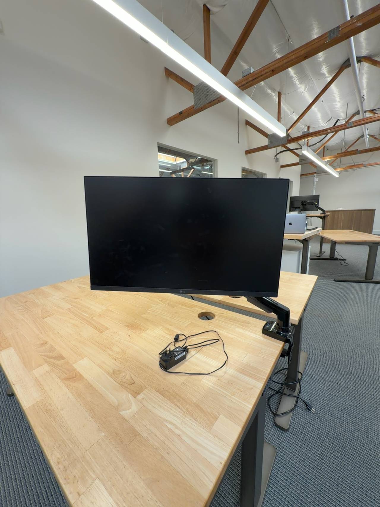 LG 27MR400-B Monitor and Huanuo Arm Mount