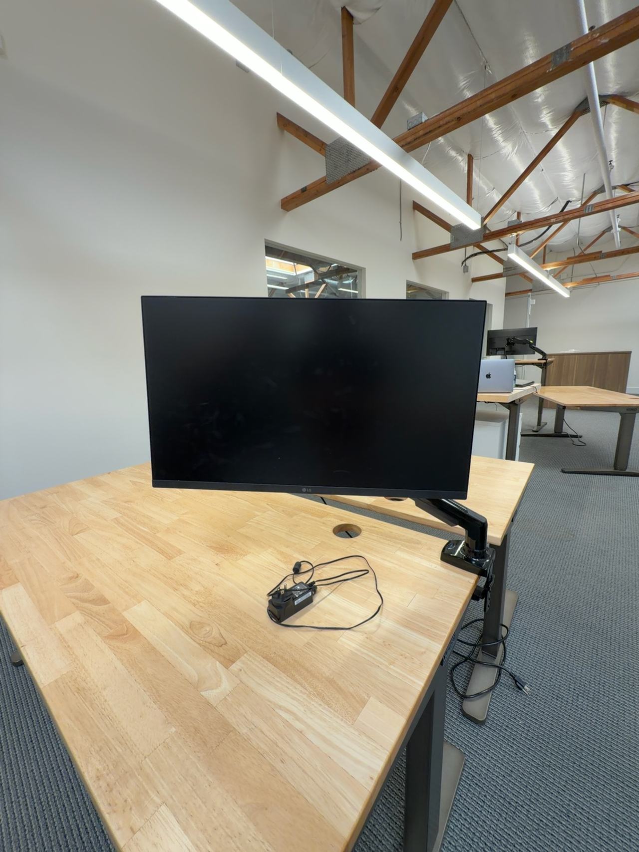 LG 27MR400-B Monitor and Huanuo Arm Mount