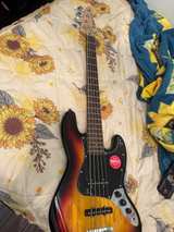 Squier Affinity Jazz Bass V 5-String Sunburst - Image 2