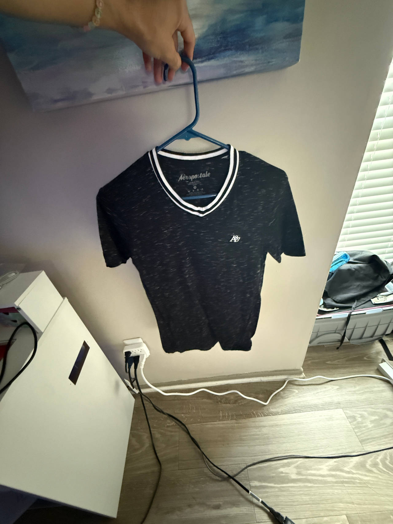 Aéropostale Men's V-Neck T-Shirt small