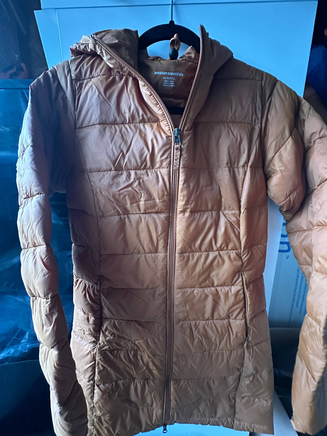 Amazon Essentials Women's Lightweight Long-Sleeve Water-Resistant Packable Puffer Jacket