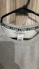 Reebok Men's Heather Grey pocketed Crewneck Sweatshirt Medium - Image 2