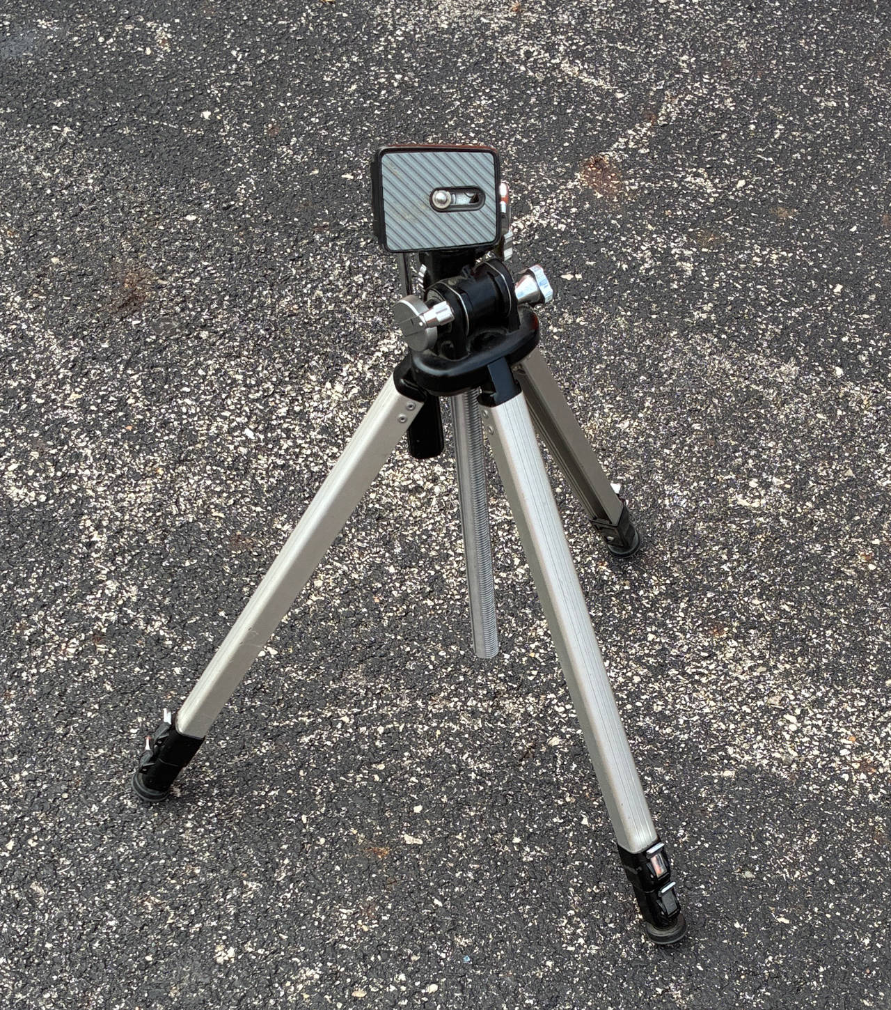 Vivitar 50-Inch Aluminum Tripod