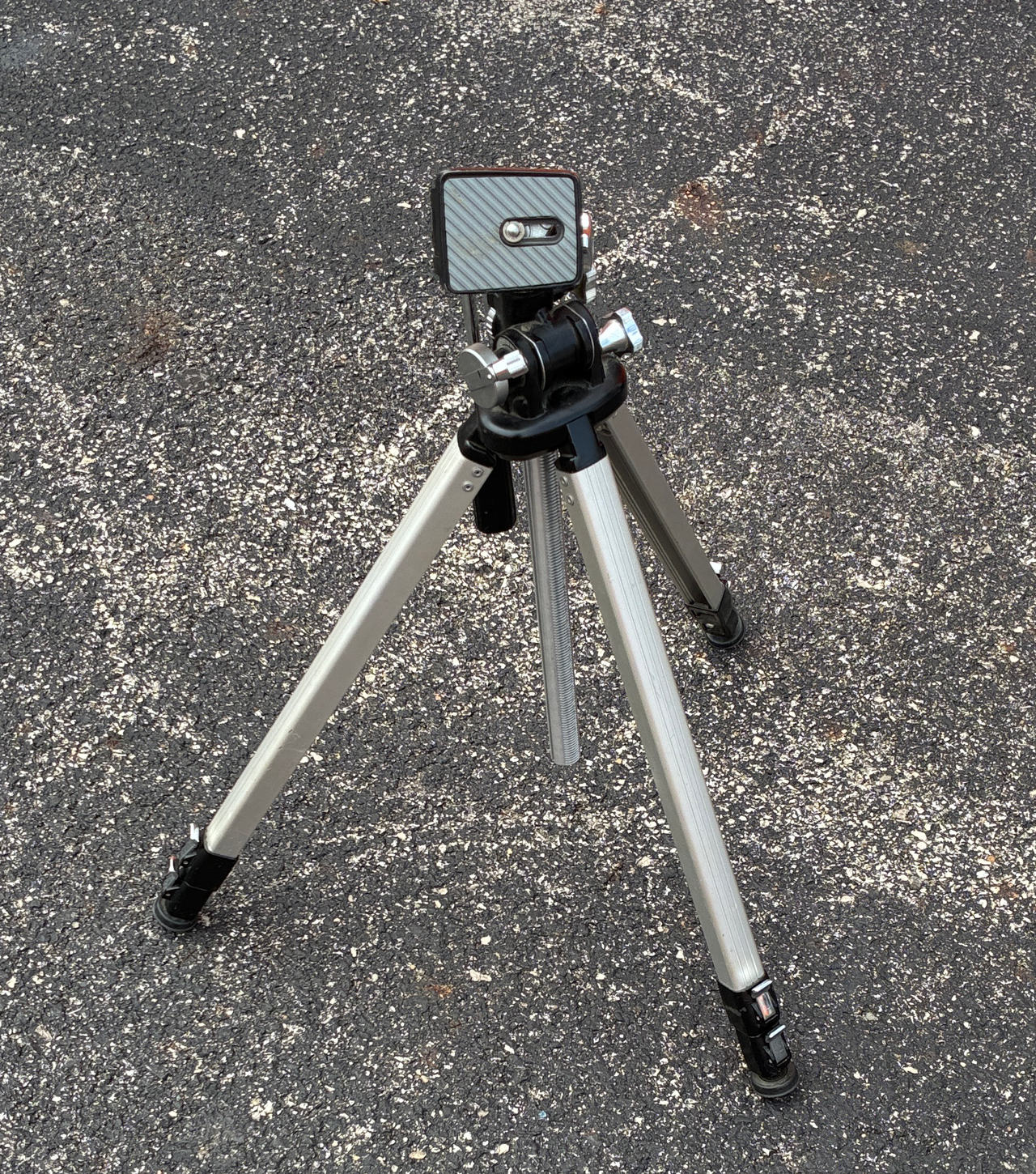 Vivitar 50-Inch Aluminum Tripod