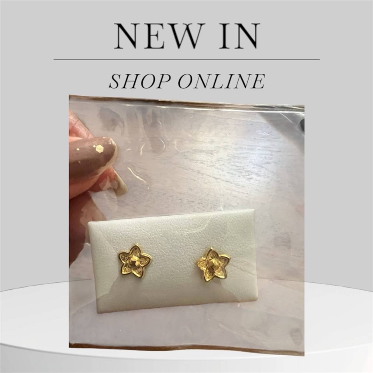 18k stud screw type earrings 