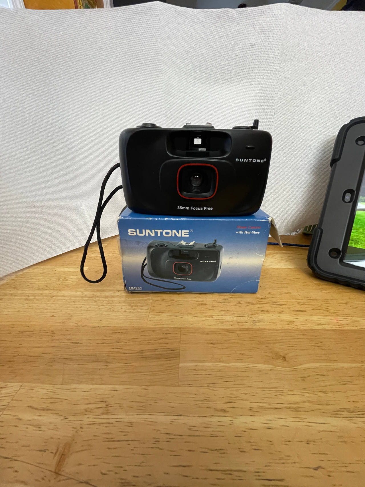 Suntone 35mm Focus Free Camera