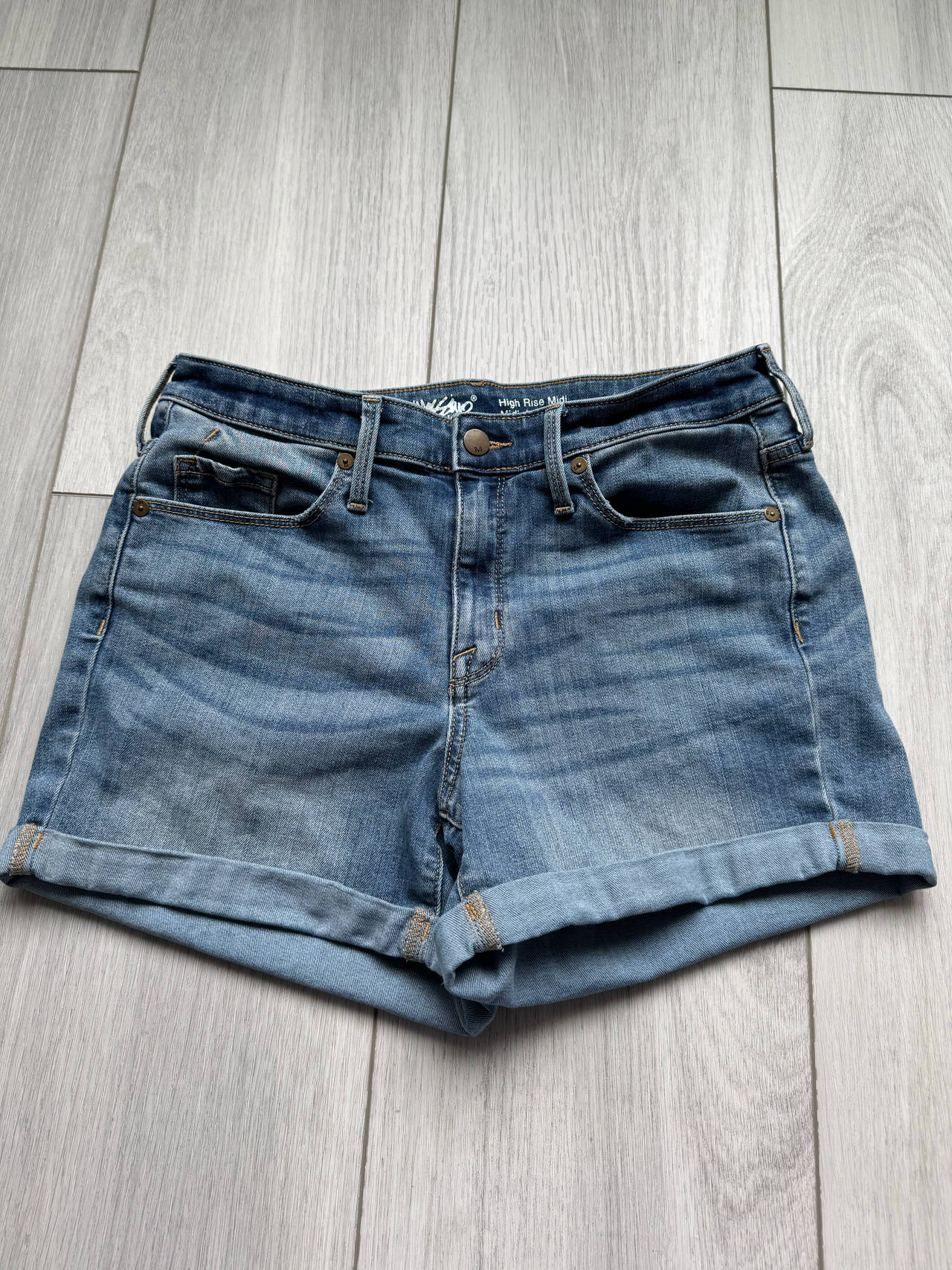 Mossimo denim high rise mid cuffed shorts size 8/29 waist super stretch.
