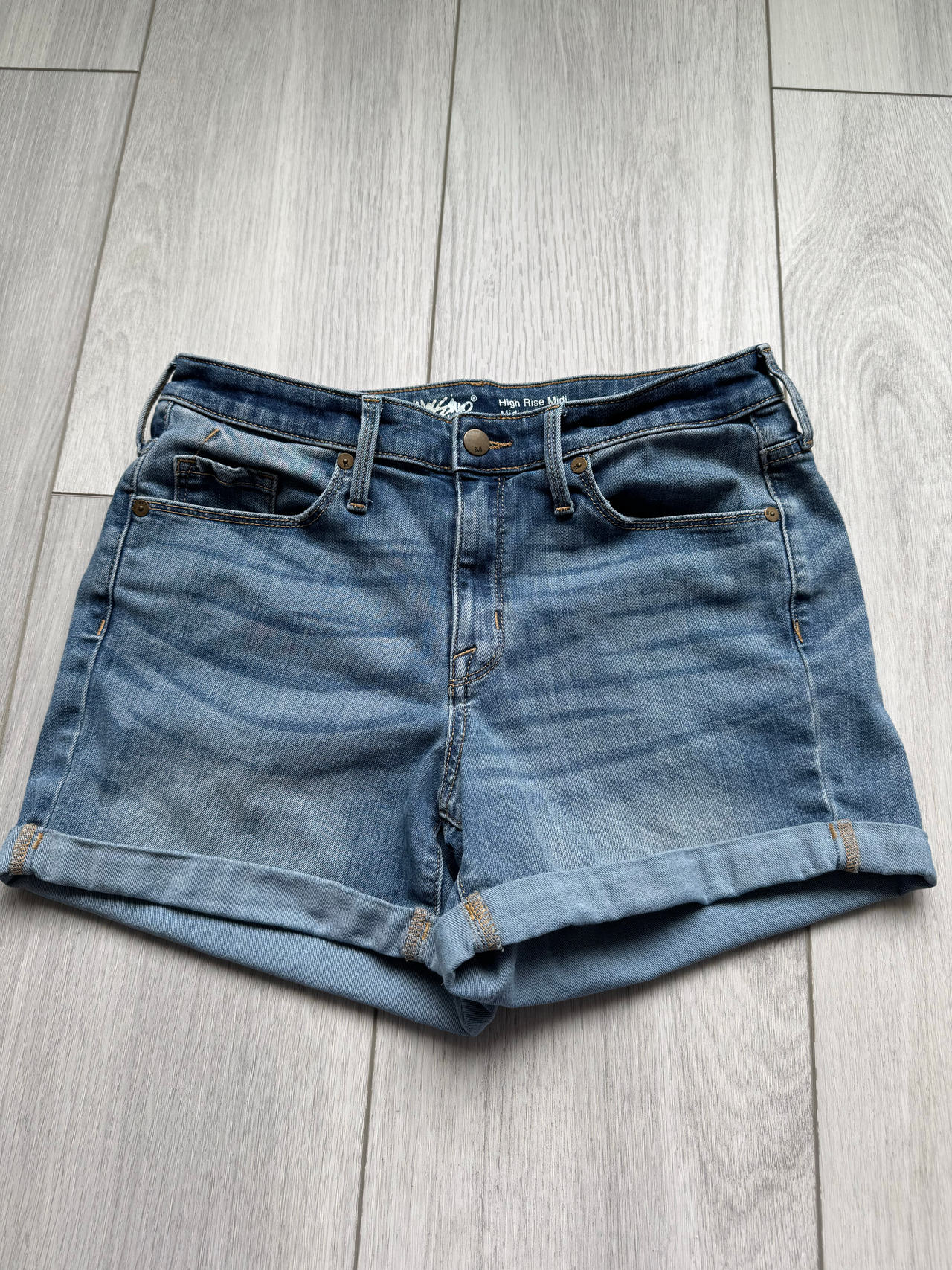 Mossimo denim high rise mid cuffed shorts size 8/29 waist super stretch.