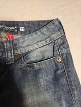 Guess Flare Jeans Womens size 27 light to dark blue wash Low rise - Image 4
