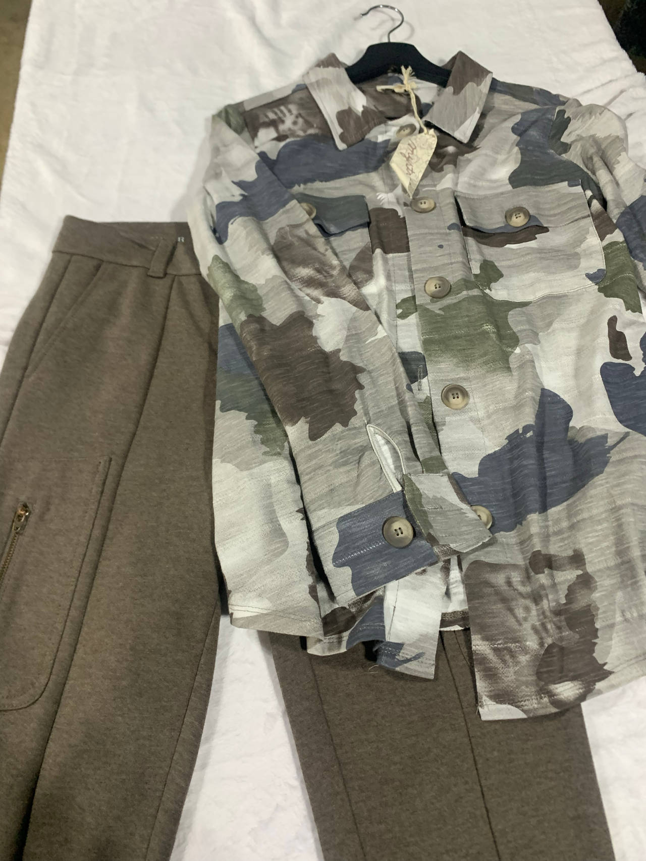 Camo Print Linen Shirt and Ann Taylor pants Set SIZE 6 pants size small shirt