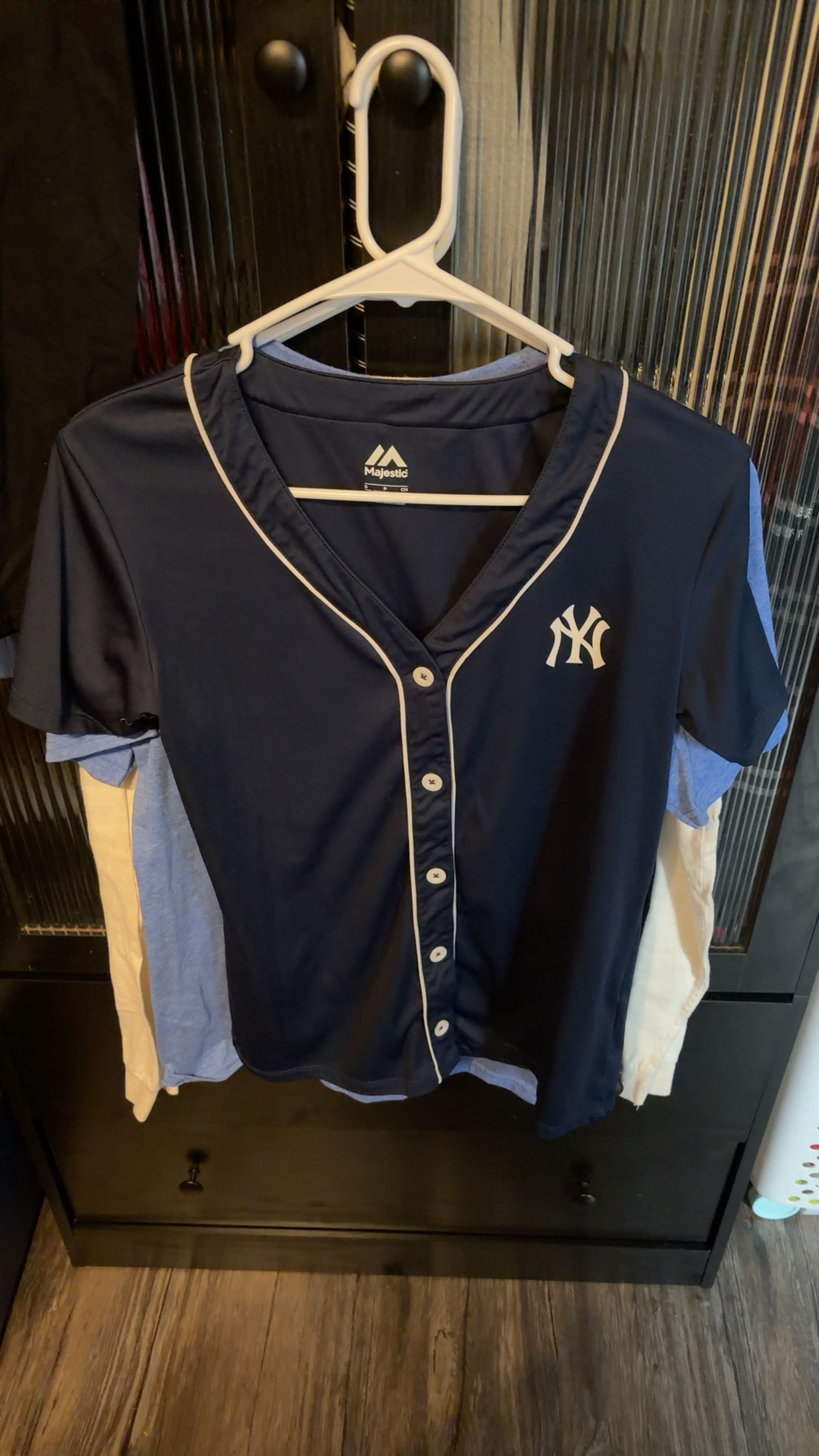 New York Yankees Women's V-Neck Shirt