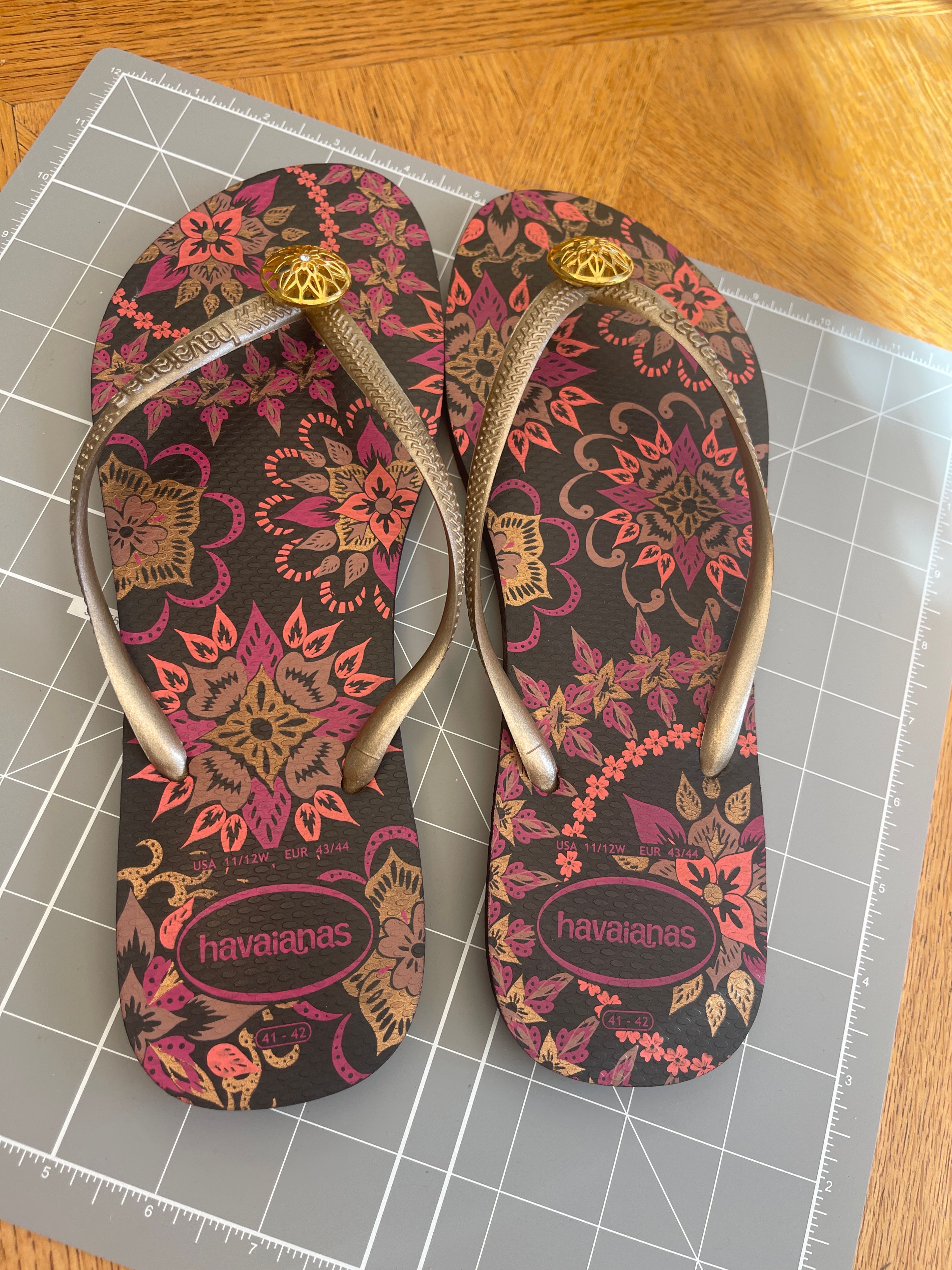 HAVAIANAS flip flops size 11 - Image 3