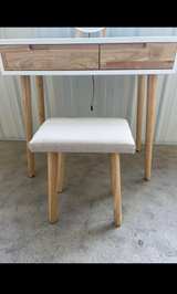 Makeup Vanity Table w/Light Up Mirror - Image 3