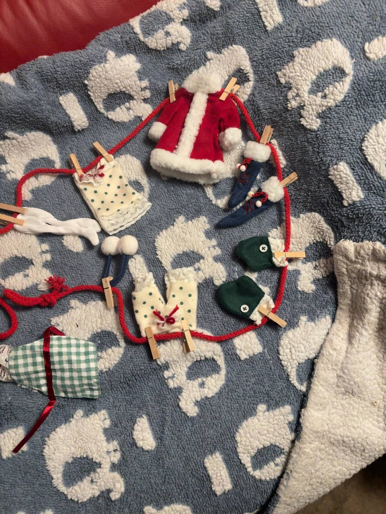 Avon Santa Claus Clothesline Garland