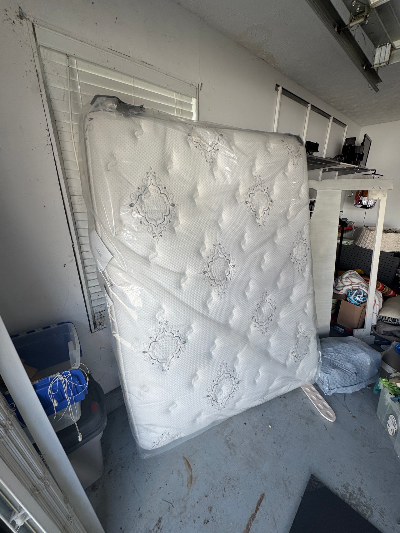 Beautyrest Queen Sized Mattress and box spring by Simmons 