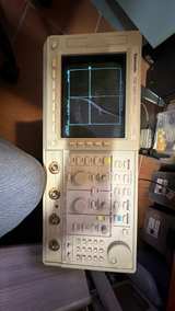 Tektronix TDS 520A Digitizing Oscilloscope - Image 2