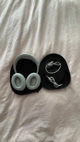 Bose Noise Cancelling Headphones 700 Silver - Image 3