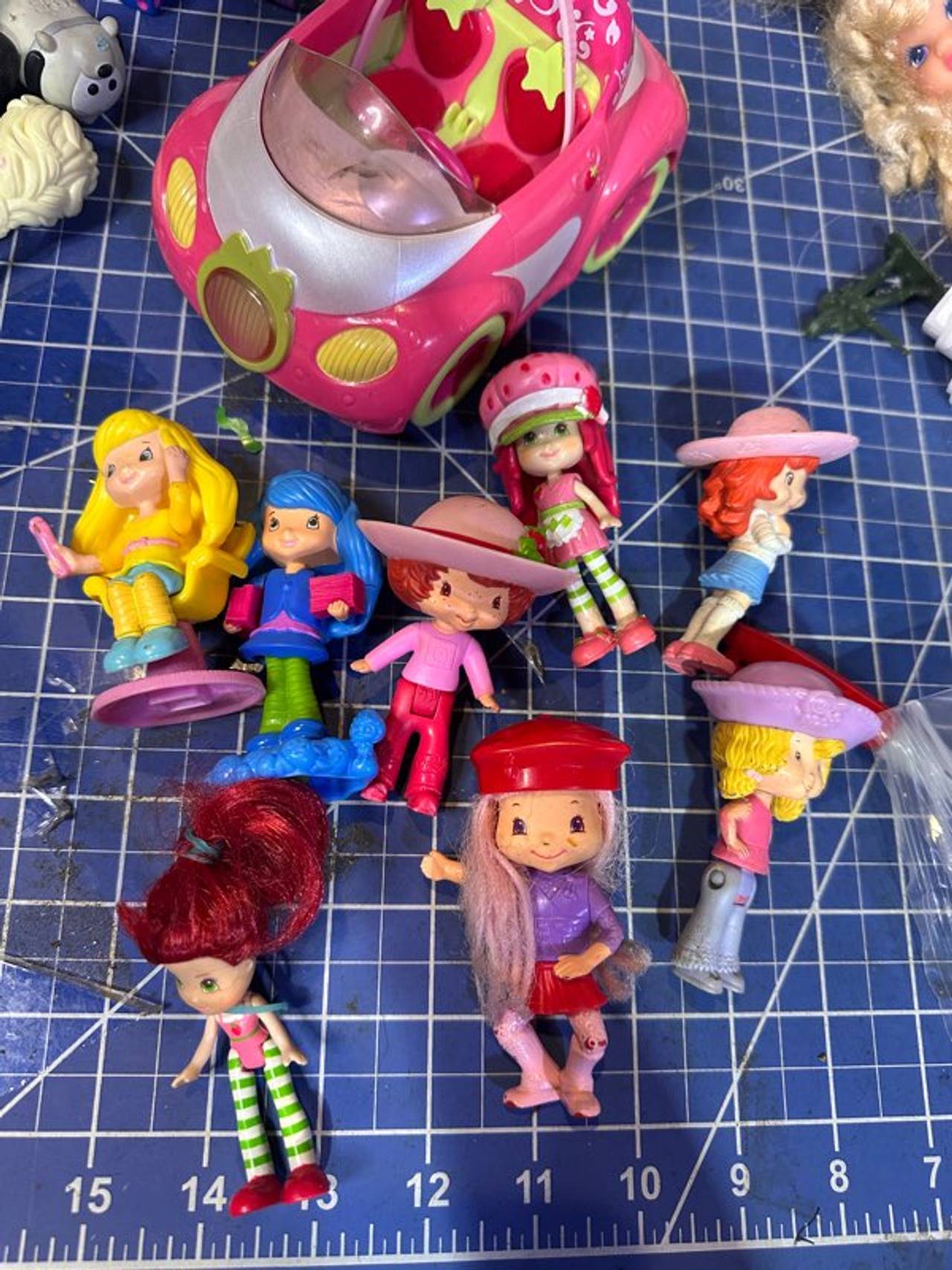Strawberry Shortcake Mini Figures and Berry Sweet Convertible Lot. 128