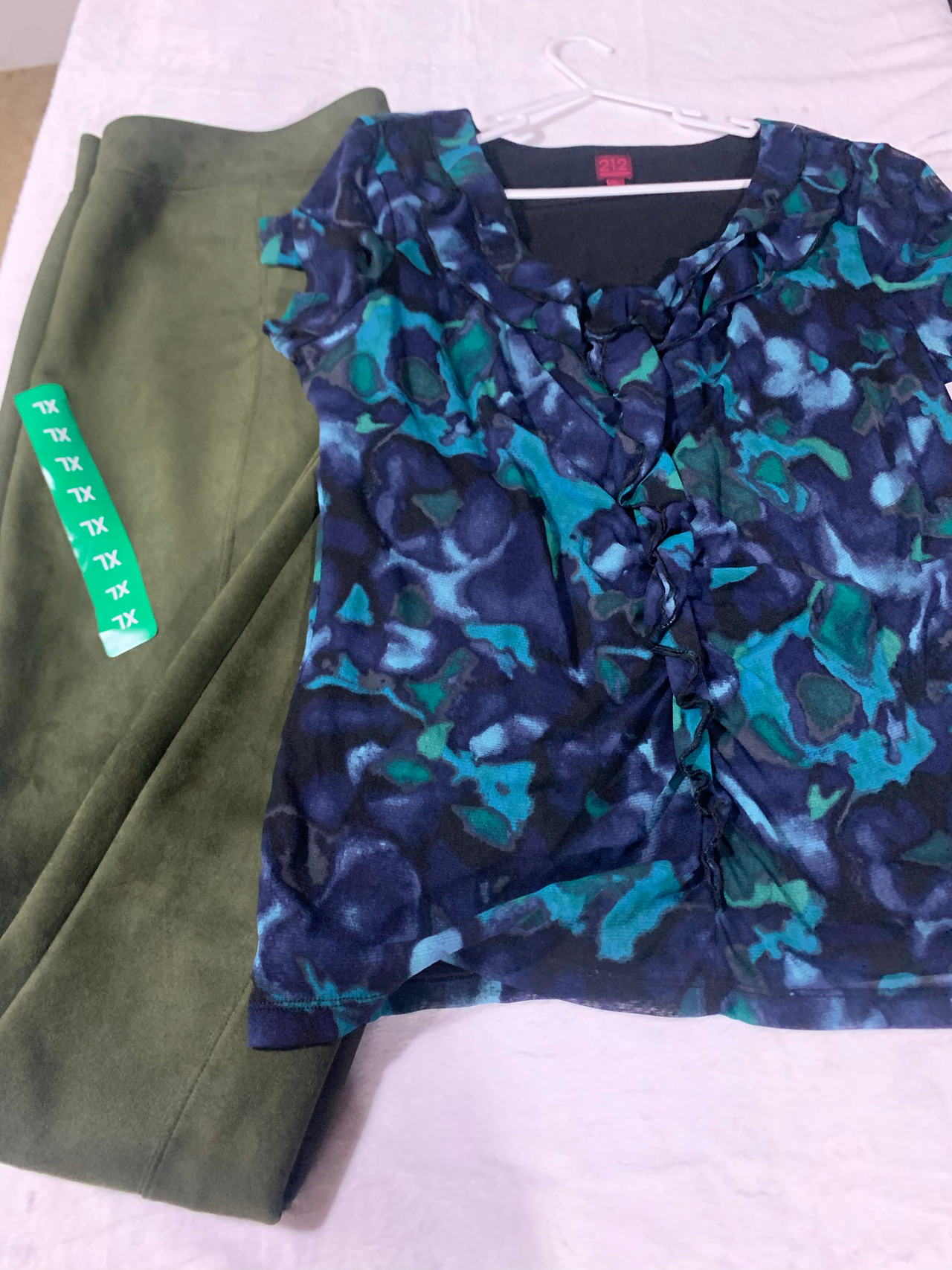 212 New York Ruffle Front Abstract Print Top and Old Navy suede pants SIZE XL