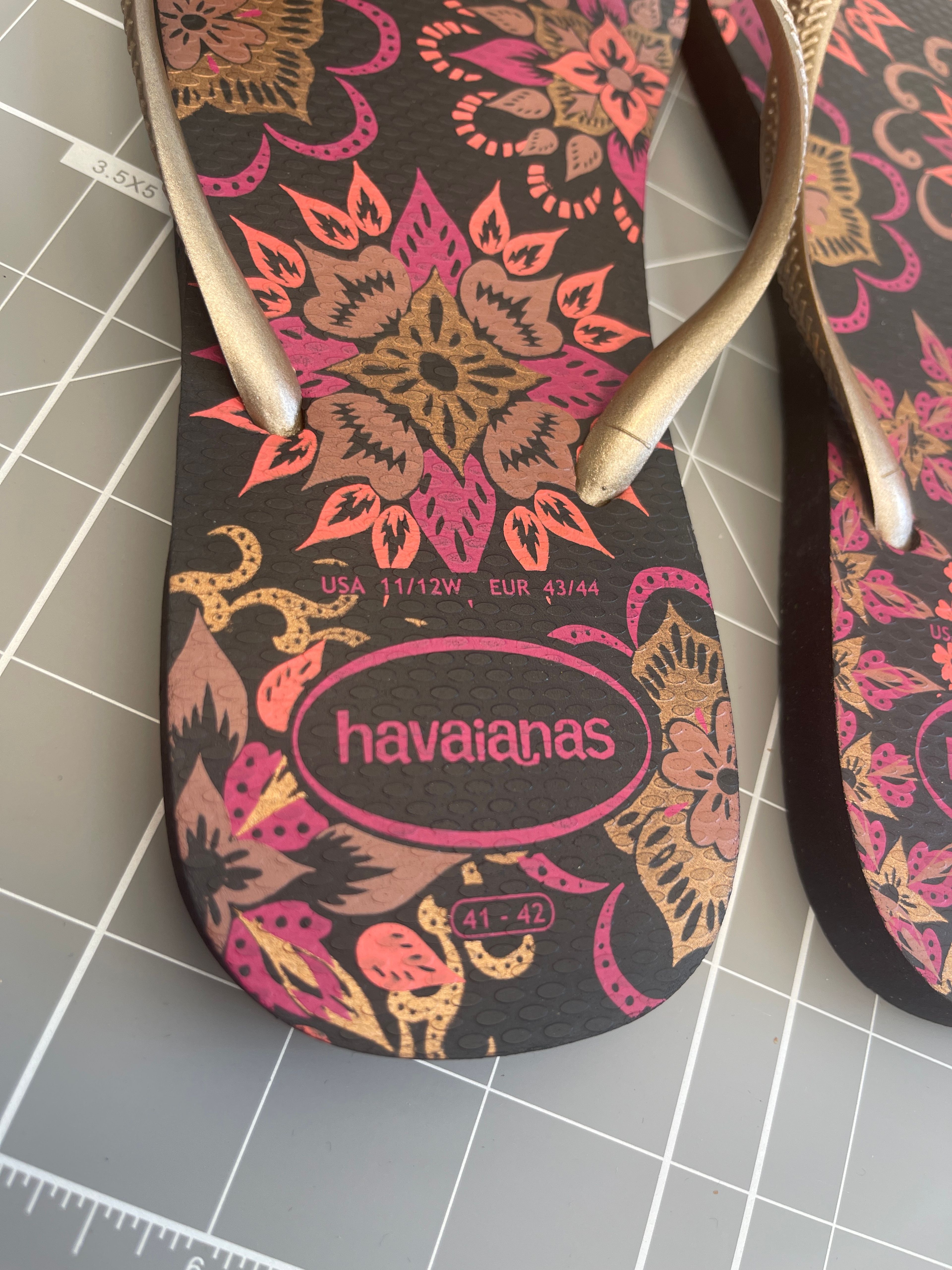 HAVAIANAS flip flops size 11 - Image 2