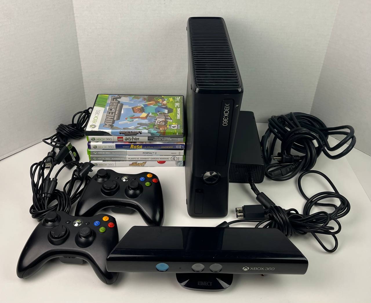 Xbox 360 S Kinect 320 GB 2 Controllers 6 Games Minecraft Lego