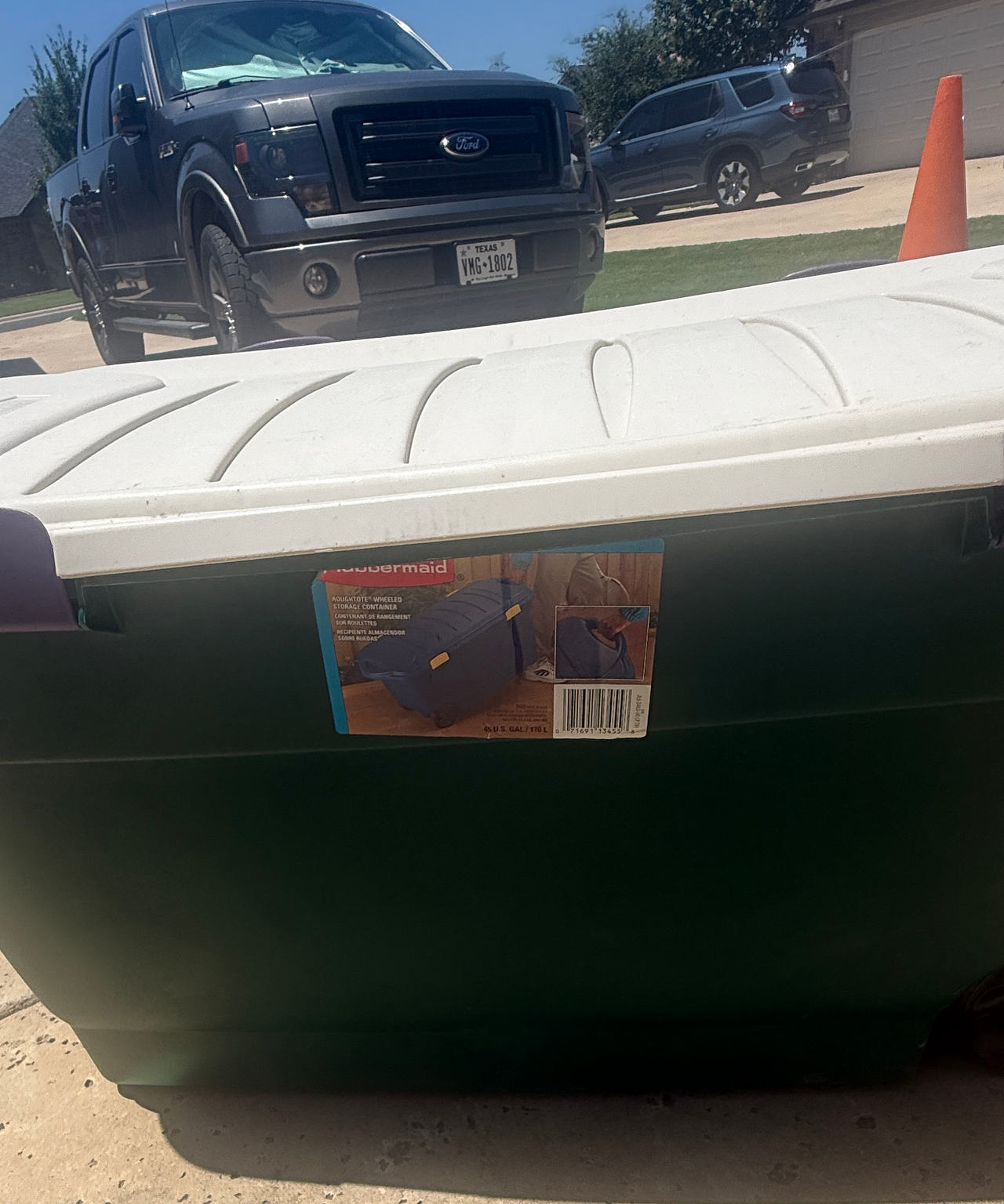 Rubbermaid Roughneck 31.5 Gallon Wheeled Storage Container