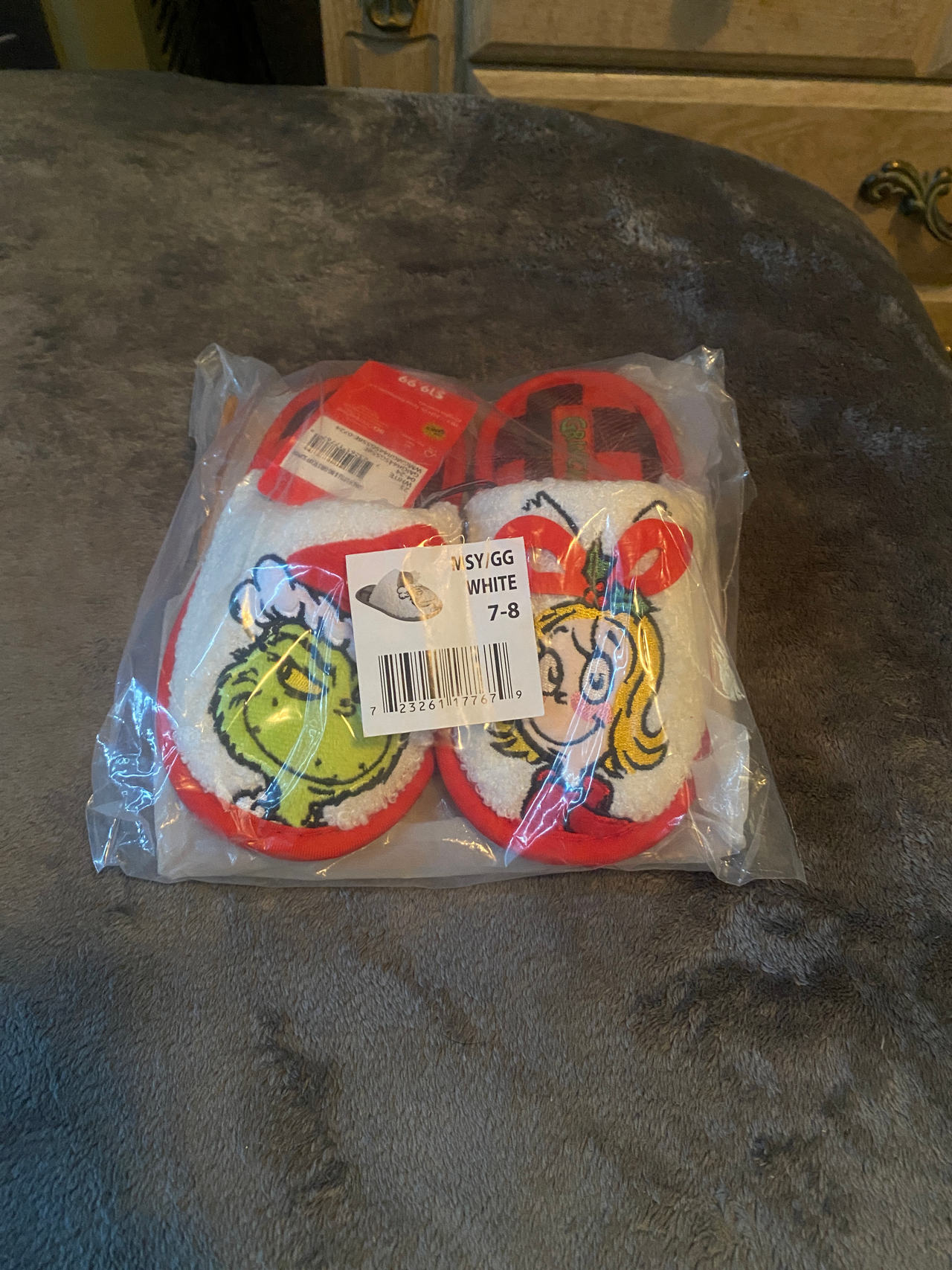 Dr. Seuss The Grinch and Cindy Lou Who Slippers