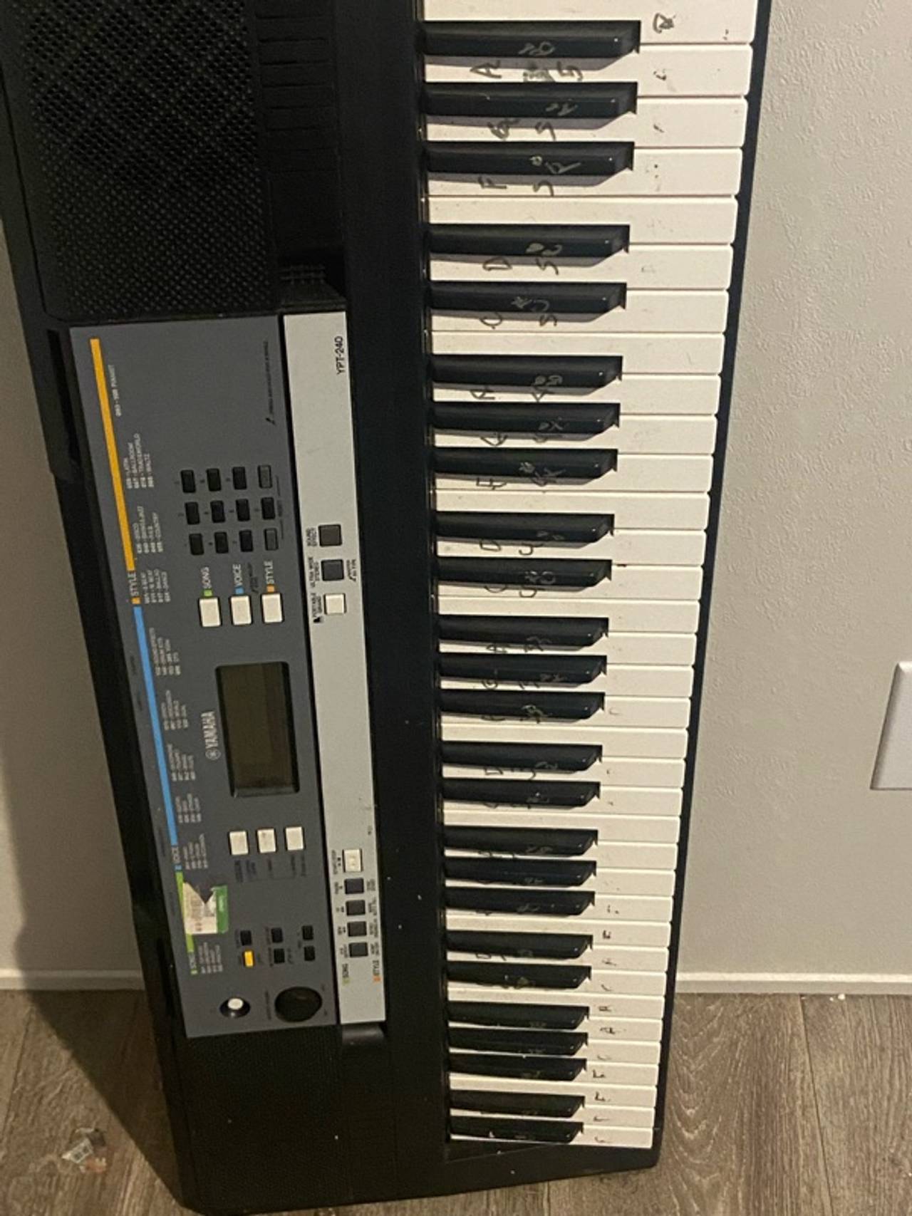 Yamaha YPT-240 61-Key Portable Keyboard