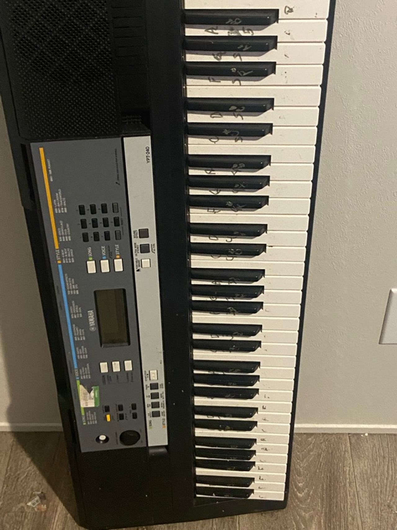 Yamaha YPT-240 61-Key Portable Keyboard