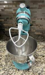 KitchenAid Stand Mixer Artisan Series 5 Quart Tilt-Head Stand - Image 5