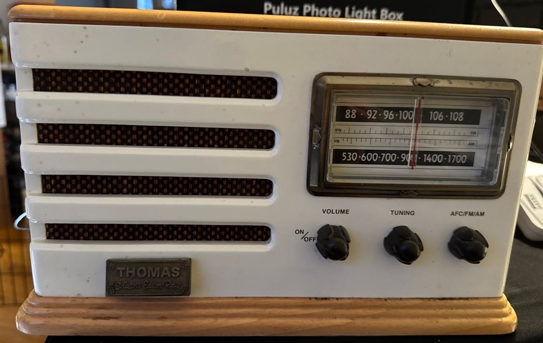 Thomas Collector's Edition Wooden Radio 1949
