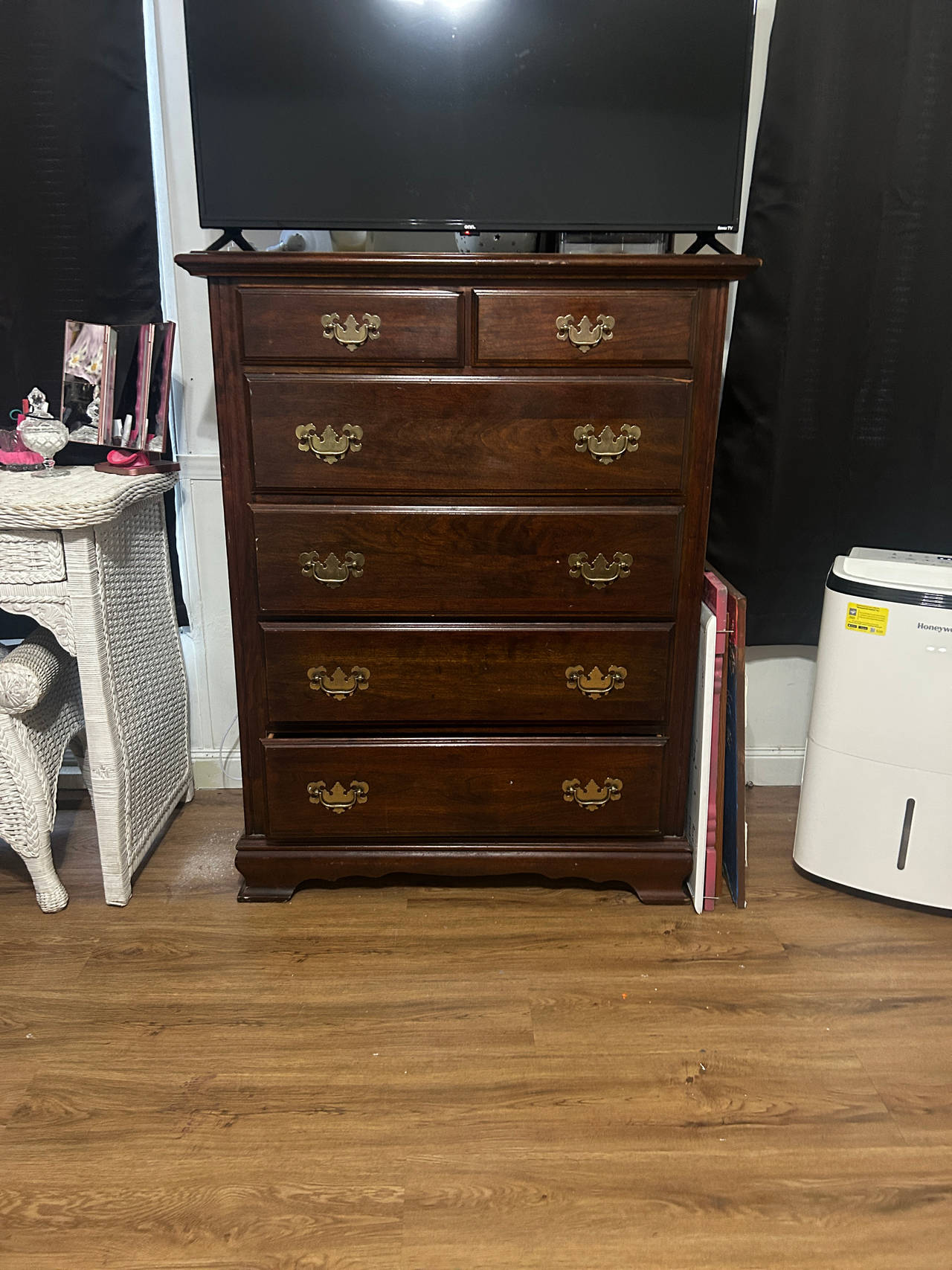 Traditional 6-Drawer Wood Dresser
