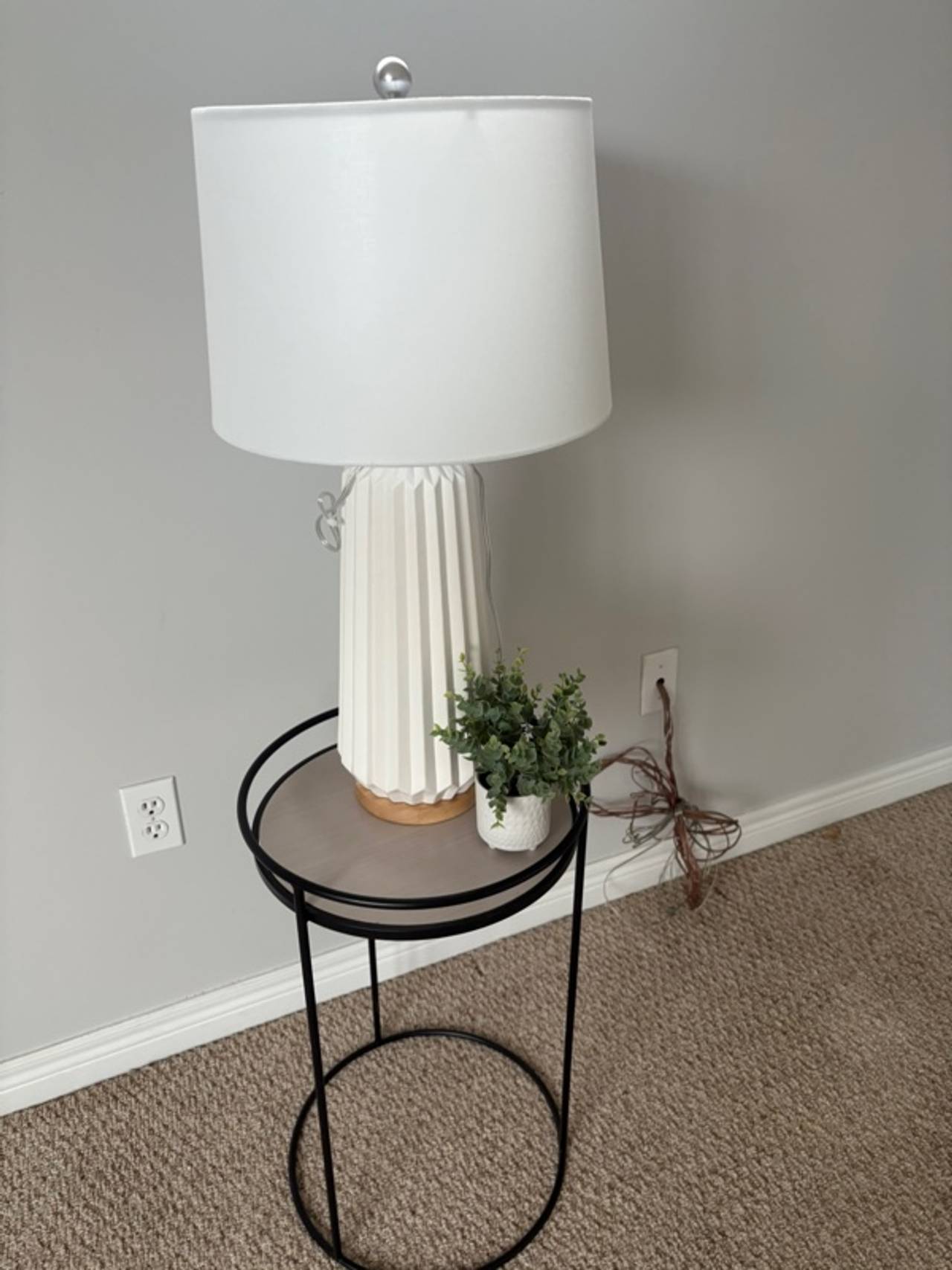 Deco 79 Ceramic Ribbed Table Lamp White